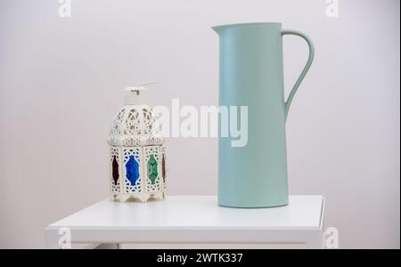 Cafetière arabe avec fanos islamiques sur fond blanc Banque D'Images