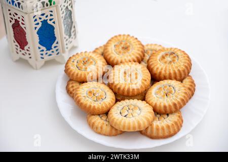 dattes kahk eid bonbons et fanos sur fond blanc isolé Banque D'Images