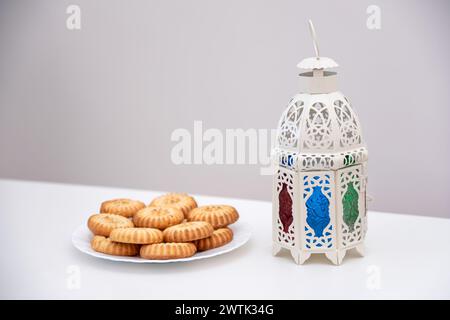 dattes kahk eid bonbons et fanos sur fond blanc isolé Banque D'Images