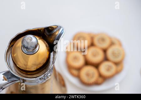 Cafetière arabe de vue de dessus angle élevé et eid kahk flou Banque D'Images