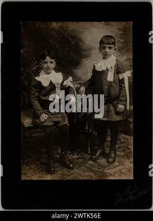 Estampe argentée sur gélatine - portrait de première communion de garçons non identifiés, Montréal, Québec, 1911-1916 Joseph Vien Banque D'Images