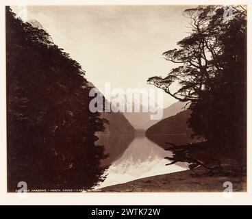 The Narrows, North Fjord, Lake te Anau tirages photographiques, tirages albumen, tirages vintage, paysages Banque D'Images