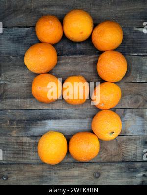 Oranges placées en forme de 9 Banque D'Images