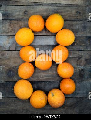 Oranges placées en forme de 8 Banque D'Images