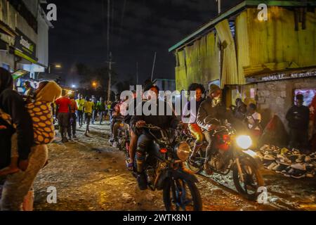 Les résidents rentrent chez eux tard dans la soirée en passant par les rues animées du bidonville de Kibera, Nairobi. Kibera, le plus grand bidonville de Nairobi et d'Afrique, abrite Banque D'Images