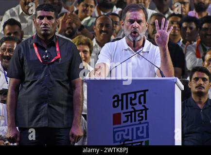 Mumbai, Inde. 17 mars 2024. Rahul Gandhi, leader du Congrès national indien, prend la parole lors d'un rassemblement pour conclure 'Bharat Jodo Nyay Yatra' (marche pour unir la justice en Inde) à Mumbai. Le 'Bharat Jodo Nyay Yatra' (marche unite India Justice) a débuté à Manipur (Nord-est de l'Inde) du 14 janvier 2024 et s'est achevé à Mumbai le 16 mars 2024. Crédit : SOPA images Limited/Alamy Live News Banque D'Images