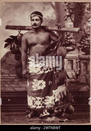 Homme portant des noix de coco sur son épaule. De l'album : Tahiti, Samoa et Nouvelle-Zélande scènes tirages albumen, tirages noir et blanc, tirages vintage Banque D'Images