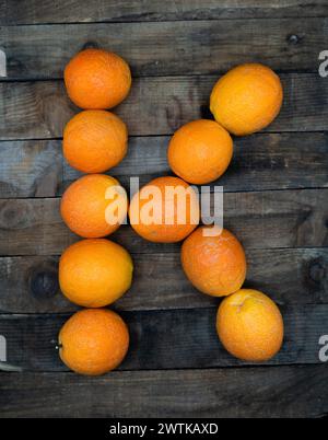 Oranges placées en forme de K. Banque D'Images