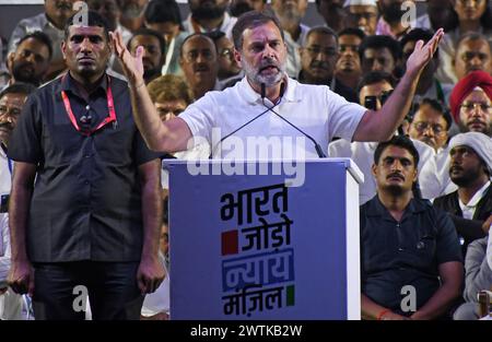 Mumbai, Inde. 17 mars 2024. Rahul Gandhi, leader du Congrès national indien, prend la parole lors d'un rassemblement pour conclure 'Bharat Jodo Nyay Yatra' (marche pour unir la justice en Inde) à Mumbai. Le 'Bharat Jodo Nyay Yatra' (marche unite India Justice) a débuté à Manipur (Nord-est de l'Inde) du 14 janvier 2024 et s'est achevé à Mumbai le 16 mars 2024. (Photo par Ashish Vaishnav/SOPA images/SIPA USA) crédit : SIPA USA/Alamy Live News Banque D'Images