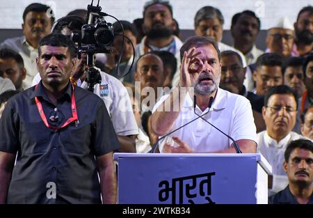 Mumbai, Inde. 17 mars 2024. Rahul Gandhi, leader du Congrès national indien, prend la parole lors d'un rassemblement pour conclure 'Bharat Jodo Nyay Yatra' (marche pour unir la justice en Inde) à Mumbai. Le 'Bharat Jodo Nyay Yatra' (marche unite India Justice) a débuté à Manipur (Nord-est de l'Inde) du 14 janvier 2024 et s'est achevé à Mumbai le 16 mars 2024. (Photo par Ashish Vaishnav/SOPA images/SIPA USA) crédit : SIPA USA/Alamy Live News Banque D'Images