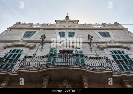 Vue de face d'un immeuble avec volets bleus et blancs Banque D'Images