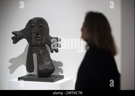 Malaga, Espagne. 18 mars 2024. Un ouvrier se tient à côté de la sculpture 'Niño' de Pablo Picasso lors de l'inauguration du 'Pablo Picasso : structure de l'invention. L’unité d’une œuvre » exposition au Musée Malaga Picasso. La nouvelle collection, qui sera conservée dans le musée jusqu’en 2027, présente environ 150 œuvres de l’artiste espagnol Pablo Picasso (1881-1973) et 10 d’entre elles seront exposées dans le pays pour la première fois. Crédit : SOPA images Limited/Alamy Live News Banque D'Images