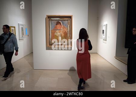 Malaga, Espagne. 18 mars 2024. Les visiteurs ont vu regarder le tableau 'Fernande con mantilla' de Pablo Picasso lors de l'inauguration du 'Pablo Picasso : structure de l'invention. L’unité d’une œuvre » exposition au Musée Malaga Picasso. La nouvelle collection, qui sera conservée dans le musée jusqu’en 2027, présente environ 150 œuvres de l’artiste espagnol Pablo Picasso (1881-1973) et 10 d’entre elles seront exposées dans le pays pour la première fois. Crédit : SOPA images Limited/Alamy Live News Banque D'Images