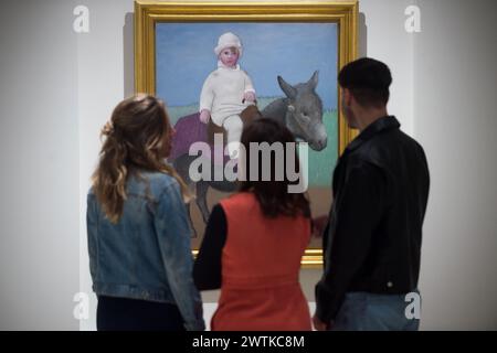 Malaga, Espagne. 18 mars 2024. Les visiteurs ont vu regarder un tableau 'Paul en un asno' de Pablo Picasso lors de l'inauguration du 'Pablo Picasso : structure de l'invention. L’unité d’une œuvre » exposition au Musée Malaga Picasso. La nouvelle collection, qui sera conservée dans le musée jusqu’en 2027, présente environ 150 œuvres de l’artiste espagnol Pablo Picasso (1881-1973) et 10 d’entre elles seront exposées dans le pays pour la première fois. Crédit : SOPA images Limited/Alamy Live News Banque D'Images