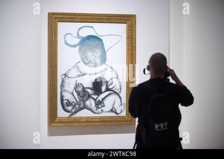 Malaga, Espagne. 18 mars 2024. Un caméraman prend une vidéo d'un tableau 'Maternidad' lors de l'inauguration du 'Pablo Picasso : structure de l'invention. L’unité d’une œuvre » exposition au Musée Malaga Picasso. La nouvelle collection, qui sera conservée dans le musée jusqu’en 2027, présente environ 150 œuvres de l’artiste espagnol Pablo Picasso (1881-1973) et 10 d’entre elles seront exposées dans le pays pour la première fois. Crédit : SOPA images Limited/Alamy Live News Banque D'Images