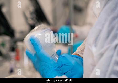 Scientifique secouant le flacon en laboratoire Banque D'Images