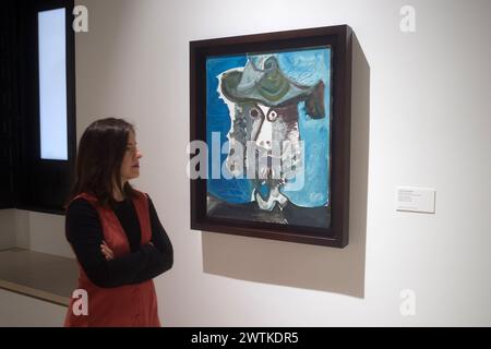 Malaga, Espagne. 18 mars 2024. Un visiteur est vu regarder un tableau 'Cabeza de hombre' de Pablo Picasso lors de l'inauguration du 'Pablo Picasso : structure de l'invention. L’unité d’une œuvre » exposition au Musée Malaga Picasso. La nouvelle collection, qui sera conservée dans le musée jusqu’en 2027, présente environ 150 œuvres de l’artiste espagnol Pablo Picasso (1881-1973) et 10 d’entre elles seront exposées dans le pays pour la première fois. (Photo de Jesus Merida/SOPA images/SIPA USA) crédit : SIPA USA/Alamy Live News Banque D'Images