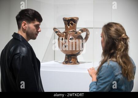 Malaga, Espagne. 18 mars 2024. Les visiteurs sont vus regarder la sculpture 'Buho con cabeza de fauno' de Pablo Picasso lors de l'inauguration du 'Pablo Picasso : structure de l'invention. L’unité d’une œuvre » exposition au Musée Malaga Picasso. La nouvelle collection, qui sera conservée dans le musée jusqu’en 2027, présente environ 150 œuvres de l’artiste espagnol Pablo Picasso (1881-1973) et 10 d’entre elles seront exposées dans le pays pour la première fois. (Photo de Jesus Merida/SOPA images/SIPA USA) crédit : SIPA USA/Alamy Live News Banque D'Images