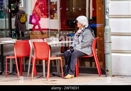 Dundee, Tayside, Écosse, Royaume-Uni. 18 mars 2024. Météo britannique : le coût élevé de la vie en Écosse et les fermetures de commerces dans le centre-ville de Dundee, seuls quelques résidents locaux se sont aventurés par un beau lundi matin printanier. Crédit : Dundee Photographics/Alamy Live News Banque D'Images