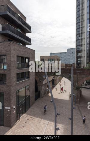 Vue sur la nouvelle zone piétonne depuis le toit de l'école St Marys. Battersea Exchange et St Mary's RC Primary School, Londres, Royaume-Uni Banque D'Images