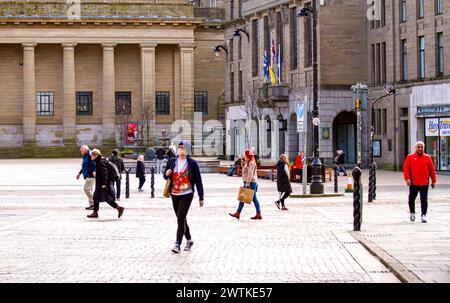 Dundee, Tayside, Écosse, Royaume-Uni. 18 mars 2024. Météo britannique : le coût élevé de la vie en Écosse et les fermetures de commerces dans le centre-ville de Dundee, seuls quelques résidents locaux se sont aventurés par un beau lundi matin printanier. Crédit : Dundee Photographics/Alamy Live News Banque D'Images