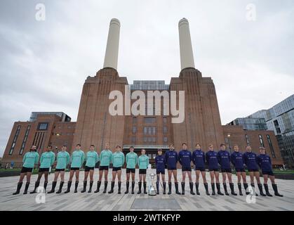 Les équipes d'aviron masculines des universités d'Oxford (à droite) et de Cambridge (à gauche) assistent à une séance photo lors des annonces de l'équipage pour la course Gemini Boat Race 2024 à la Battersea Power Station, à Londres. La Gemini Boat Race aura lieu le samedi 30 mars. Date de la photo : mercredi 13 mars 2024. Banque D'Images