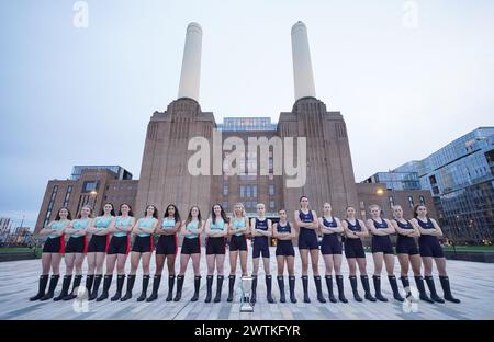 Les équipes d'aviron féminines des universités d'Oxford (à droite) et de Cambridge (à gauche) assistent à une séance photo lors des annonces de l'équipage pour la course Gemini Boat Race 2024 à la Battersea Power Station, à Londres. La Gemini Boat Race aura lieu le samedi 30 mars. Date de la photo : mercredi 13 mars 2024. Banque D'Images