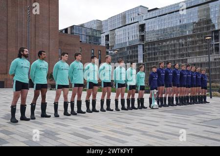 Les équipes d'aviron masculines des universités d'Oxford (à droite) et de Cambridge (à gauche) assistent à une séance photo lors des annonces de l'équipage pour la course Gemini Boat Race 2024 à la Battersea Power Station, à Londres. La Gemini Boat Race aura lieu le samedi 30 mars. Date de la photo : mercredi 13 mars 2024. Banque D'Images