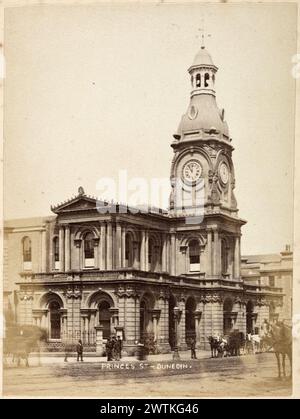 Princes St, Dunedin. Tiré de l'album : Land of Loveliness New Zealand albumen Prints, tirages noir et blanc Banque D'Images