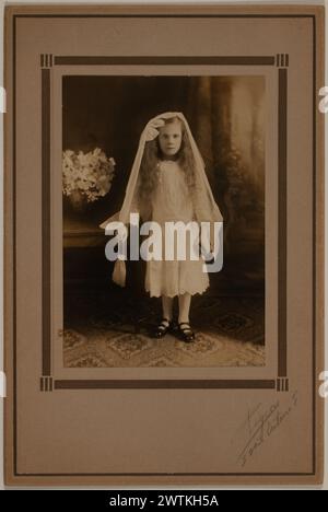 Estampe argentée sur gélatine - portrait de première communion d'une fille non identifiée, Montréal, Québec, 1917-1918 Uldéric Pigeon Banque D'Images