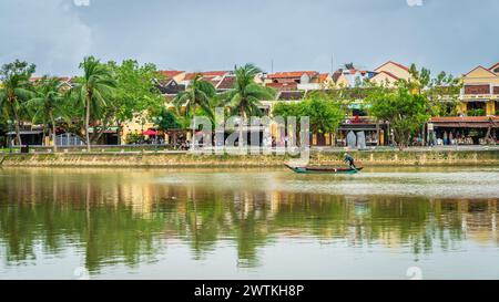 Hoi an, Vietnam, 20 novembre 2022 : vue de la rivière Thu bon traversant la ville historique de Hoi an, Vietnam Banque D'Images