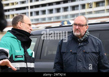 Westerland, Allemagne. 18 mars 2024. Johannes Oelerich (à gauche), Chef du Département de la protection côtière et de la gestion de l'eau au Ministère de la transition énergétique, de la protection du climat, de l'environnement et de la nature (MEKUN) et Manfred Uekermann (CDU, membre du Bundestag) se tiennent lundi sur la plage de Westerland. Dans le cadre de l’inspection annuelle des plages, les experts de l’île ont vérifié combien de mètres cubes de sable devraient être lavés cette année. Crédit : Lea Sarah Albert/dpa/Alamy Live News Banque D'Images