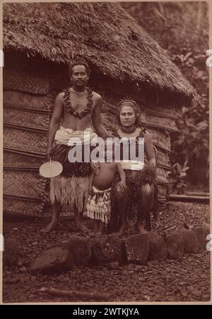 Homme, femme et enfant. De l'album : Tahiti, Samoa et Nouvelle-Zélande scènes tirages albumen, tirages noir et blanc, tirages vintage Banque D'Images