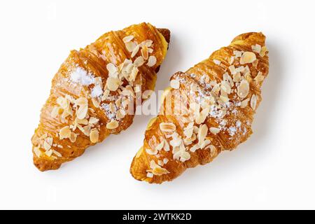 Savourez le plaisir de deux croissants remplis de crème aromatique à la vanille, recouverts de flocons d'amandes croquants, sur fond blanc et propre Banque D'Images