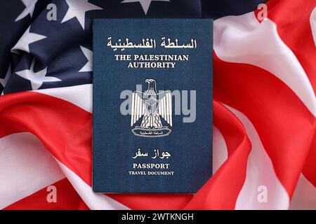 Passeport bleu de l'Autorité palestinienne sur fond de drapeau national des États-Unis gros plan. Tourisme et concept de diplomatie Banque D'Images