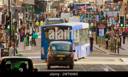 Glasgow, Écosse, Royaume-Uni. 18 mars 2024 : Météo britannique : une rue animée d'argyle et un climat printanier ensoleillé dans la ville ont vu les habitants et les touristes dans le centre-ville. Crédit Gerard Ferry/Alamy Live News Banque D'Images