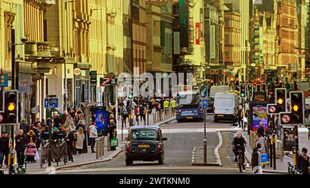 Glasgow, Écosse, Royaume-Uni. 18 mars 2024 : Météo britannique : une rue animée d'argyle et un climat printanier ensoleillé dans la ville ont vu les habitants et les touristes dans le centre-ville. Crédit Gerard Ferry/Alamy Live News Banque D'Images