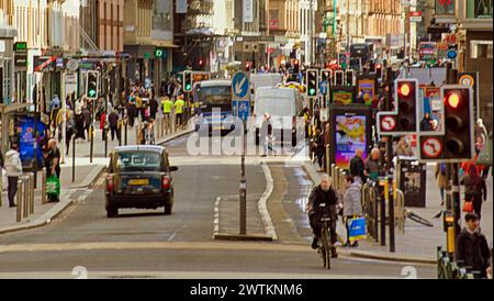 Glasgow, Écosse, Royaume-Uni. 18 mars 2024 : Météo britannique : une rue animée d'argyle et un climat printanier ensoleillé dans la ville ont vu les habitants et les touristes dans le centre-ville. Crédit Gerard Ferry/Alamy Live News Banque D'Images