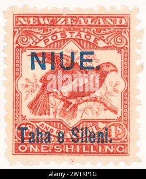 Émission d'un timbre shilling 'Kea et Kaka' surimprimé de 'NIUE. / Taha e Sileni.' timbres-poste Banque D'Images