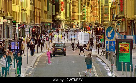Glasgow, Écosse, Royaume-Uni. 18 mars 2024 : Météo britannique : une rue animée d'argyle et un climat printanier ensoleillé dans la ville ont vu les habitants et les touristes dans le centre-ville. Crédit Gerard Ferry/Alamy Live News Banque D'Images