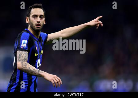 Milan, Italie. 17 mars 2024. Hakan Calhanoglu du FC Internazionale fait des gestes pendant le match de Serie A entre le FC Internazionale et la SSC Napoli au Stadio Giuseppe Meazza le 17 mars 2024 à Milan Italie . Crédit : Marco Canoniero/Alamy Live News Banque D'Images