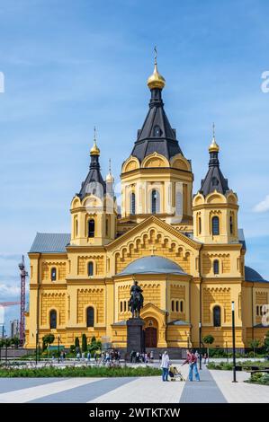 NIJNI NOVGOROD, RUSSIE - 30 MAI 2023 : Monument avec l'inscription Saint BIENHEUREUX Grand-Duc Alexandre Nevski devant le Cathed Alexandre Nevski Banque D'Images