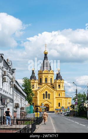 NIJNI NOVGOROD, RUSSIE - 30 MAI 2023 : Monument avec l'inscription Saint BIENHEUREUX Grand-Duc Alexandre Nevski devant le Cathed Alexandre Nevski Banque D'Images