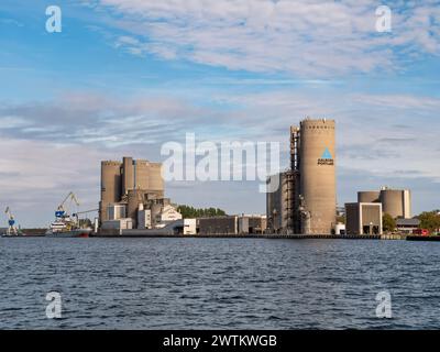 Cimenterie Portland le long du Limfjord à Aalborg, Nordjylland, Danemark Banque D'Images