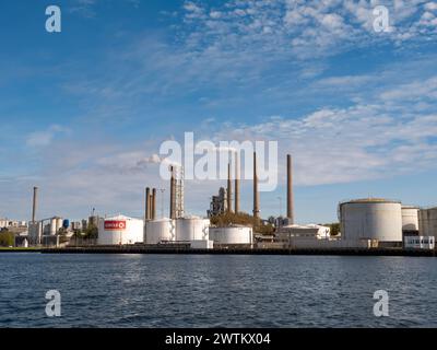 Réservoirs de stockage de carburant et piles du terminal pétrolier et gazier Circle K le long du Limfjord à Aalborg, Nordjylland, Danemark Banque D'Images