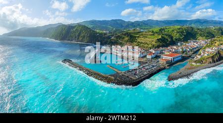 Vue aérienne à couper le souffle de Povoação, une ville pittoresque nichée parmi les collines verdoyantes de l'île de São Miguel aux Açores. Banque D'Images