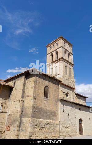 Le bâtiment a de nombreuses fenêtres cintrées et une façade en pierre. Journée ensoleillée à l'église de Bartolome dans la ville de Logrono. Banque D'Images