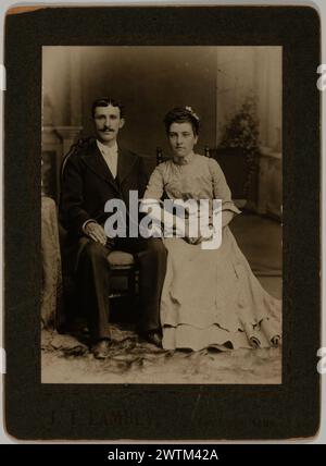 Estampe argentée en gélatine - MM. Joséphine et Philippe Lemay, Lachute, Québec, 1901-1902 J. T. Lambly Banque D'Images