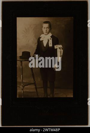 Estampe argentée sur gélatine - portrait de première communion d'un jeune garçon non identifié, Québec, Québec, 1907-1910 Banque D'Images