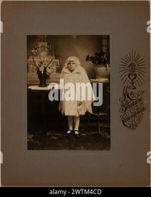 Estampe argentée sur gélatine - portrait de première communion d'une fille non identifiée, Montréal, Québec, 1898-1921 Arthur Seers Banque D'Images